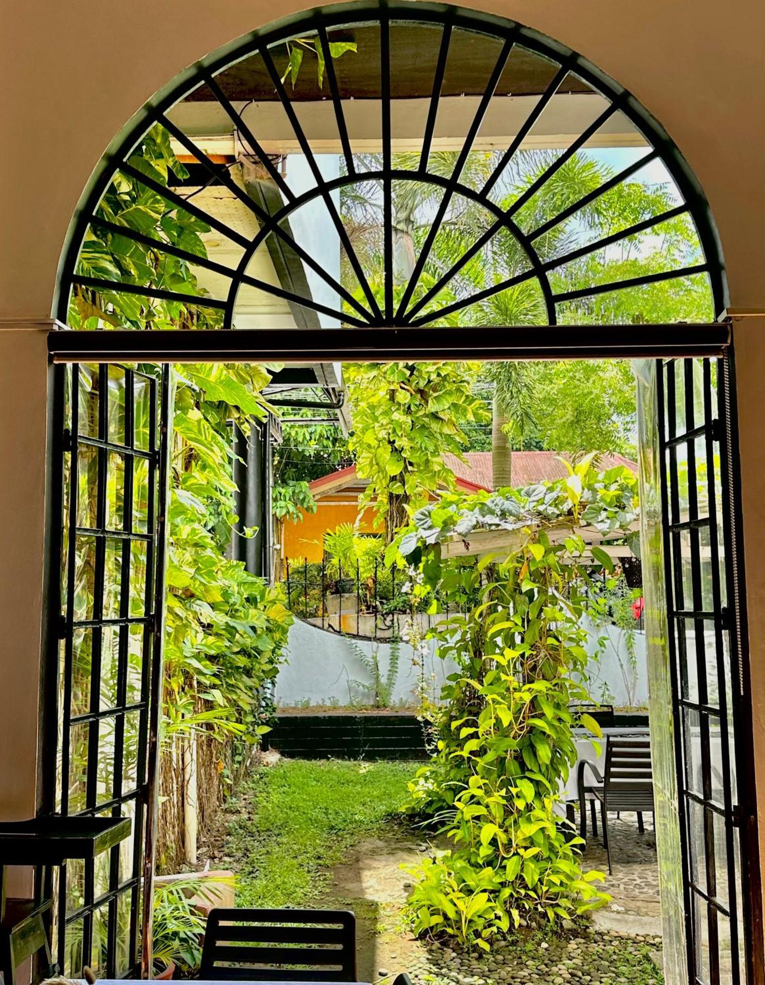 Fernando'S Hotel Sorsogon Exteriör bild